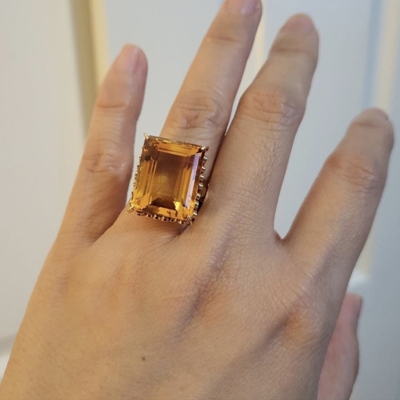 Citrine Cocktail Ring in 18K Yellow Gold - Picture 1 of 8